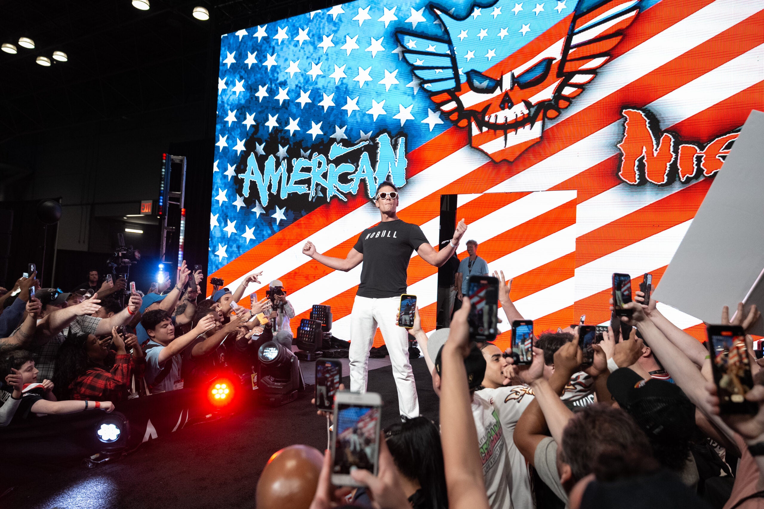  Tom Brady enters Fanatics Fest NYC to the theme music of WWE star Cody Rhodes. 