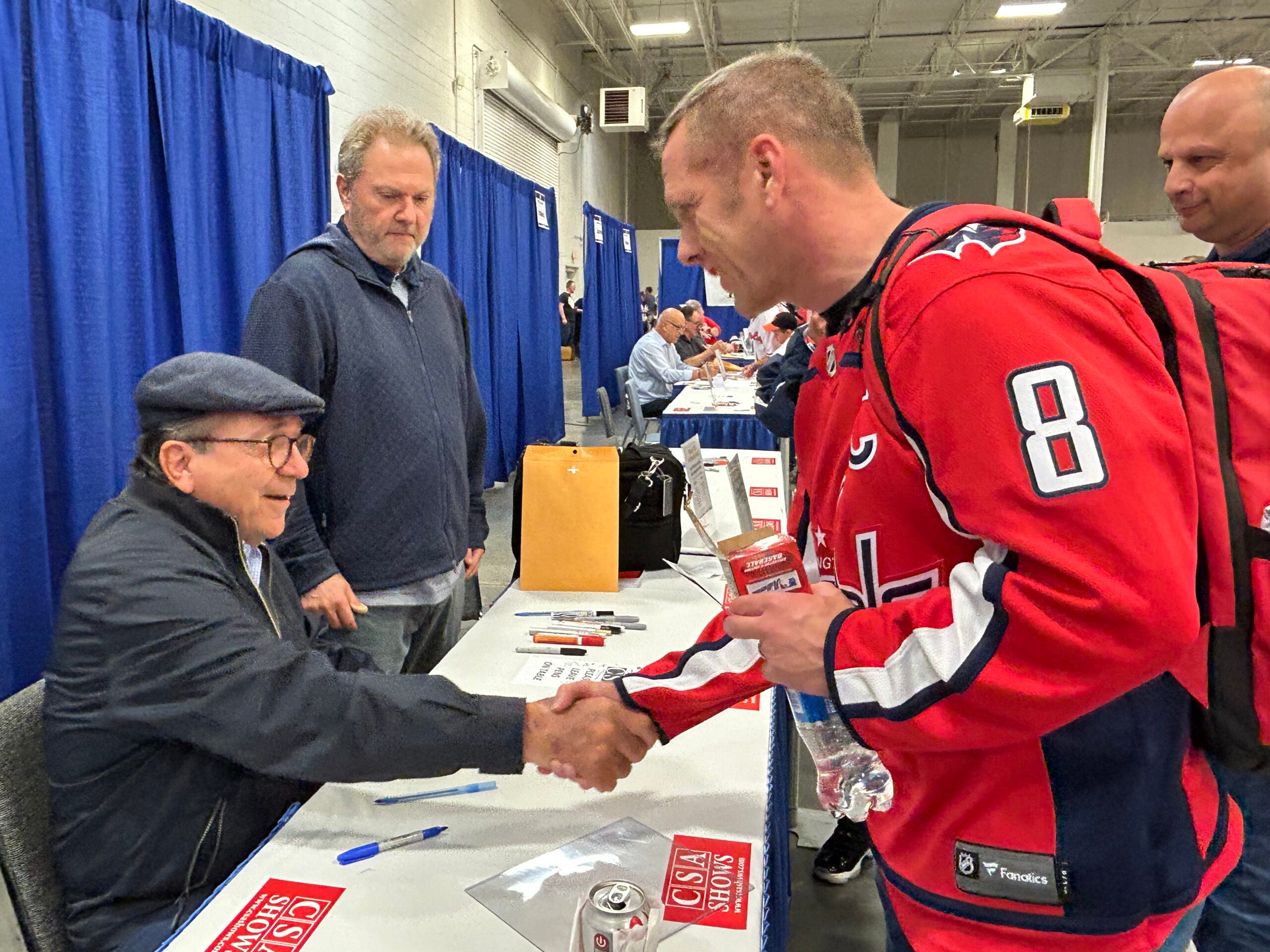 Johnny Bench greets a fan at the Chantilly Show. 