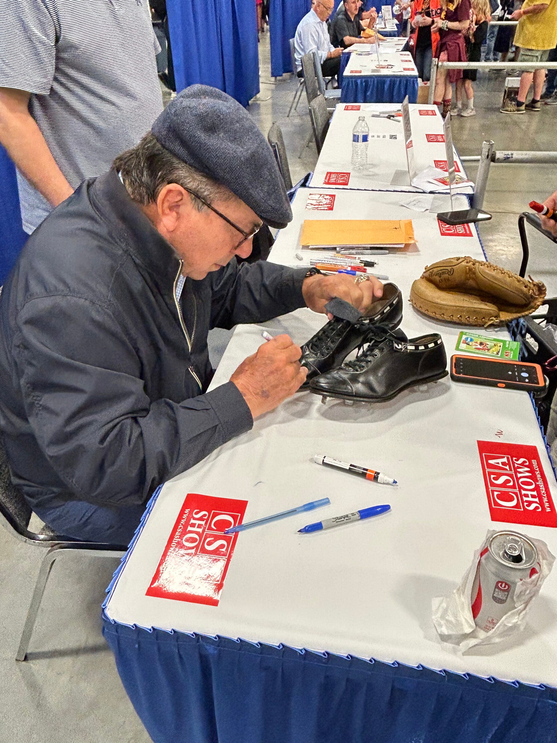 Johnny Bench signs a pair of baseball shoes at the Chantilly Show. 