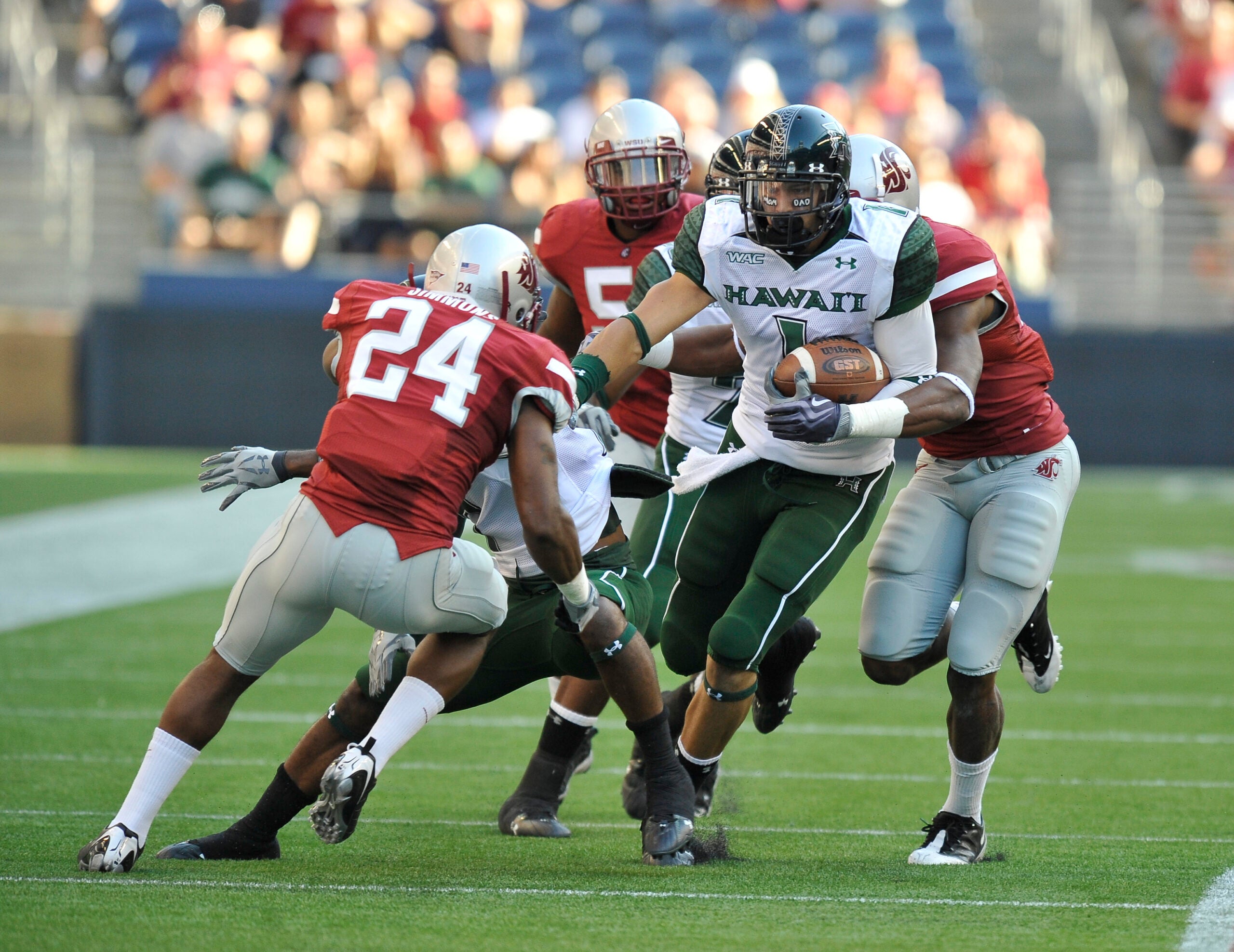 Former Hawaii WR Greg Salas makes a play for the Rainbow Warriors. 