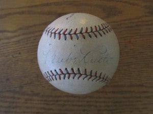 baberuthsignedball27yanks.jpg
