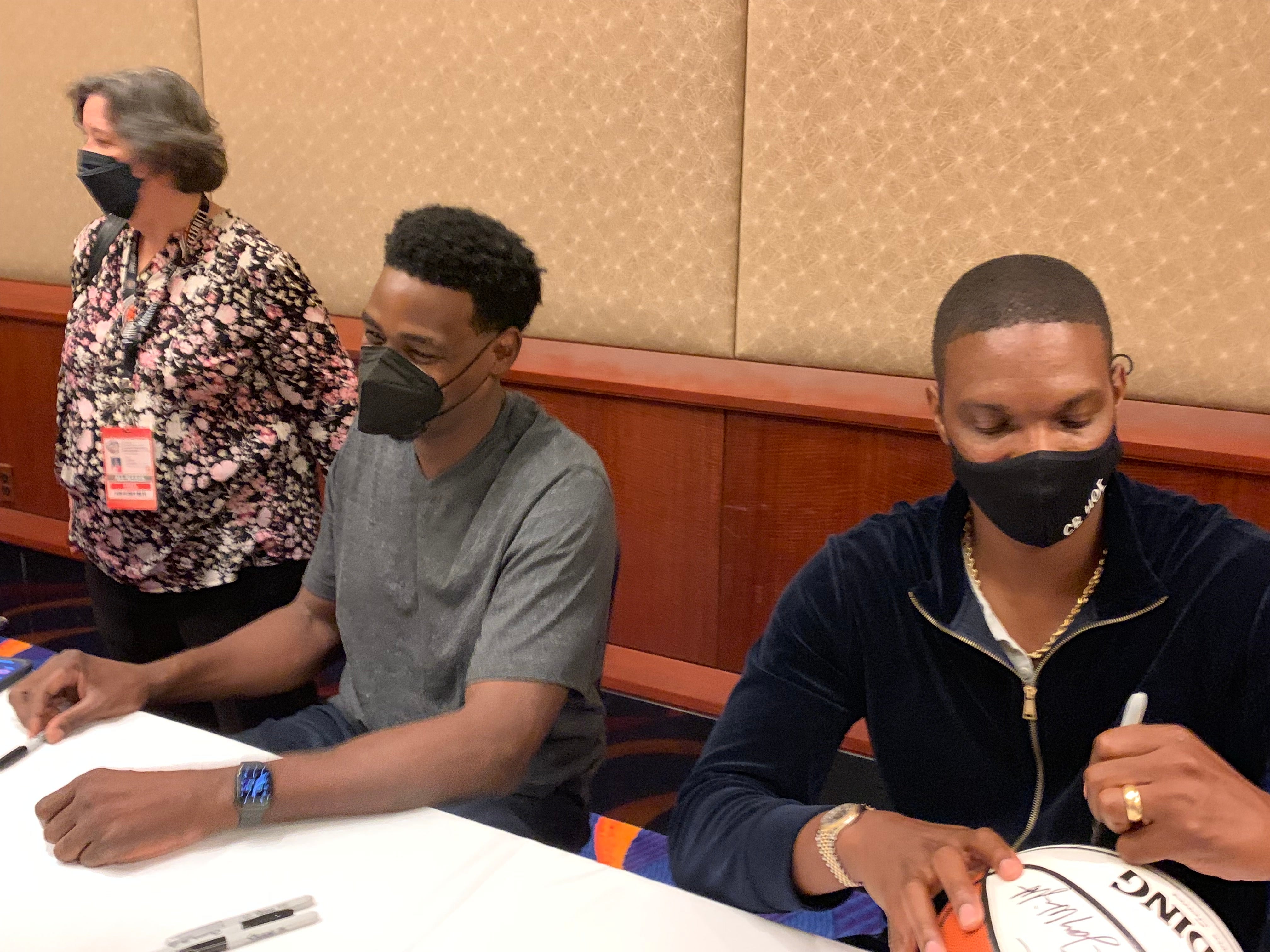 chris-webber-and-chris-bosh-at-class-of-2021-autograph-session.jpg