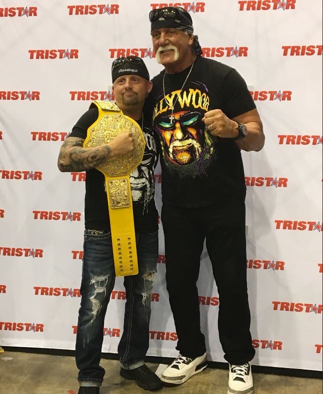 hulk-hogan-with-a-fan.jpg