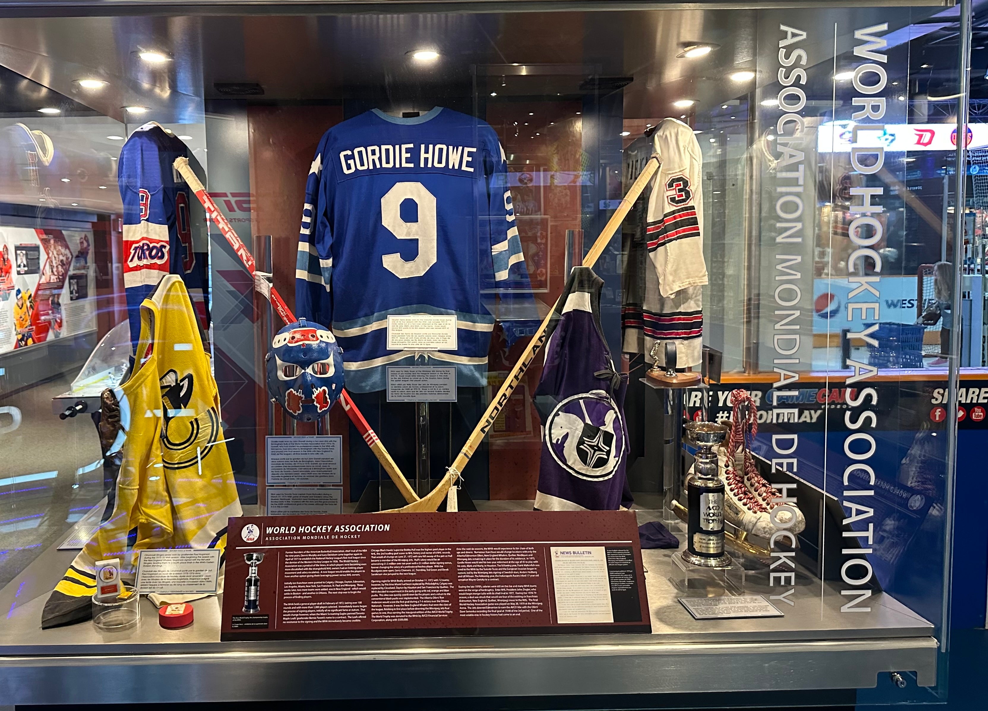 gordie-howe-and-world-hockey-assoc.jpg