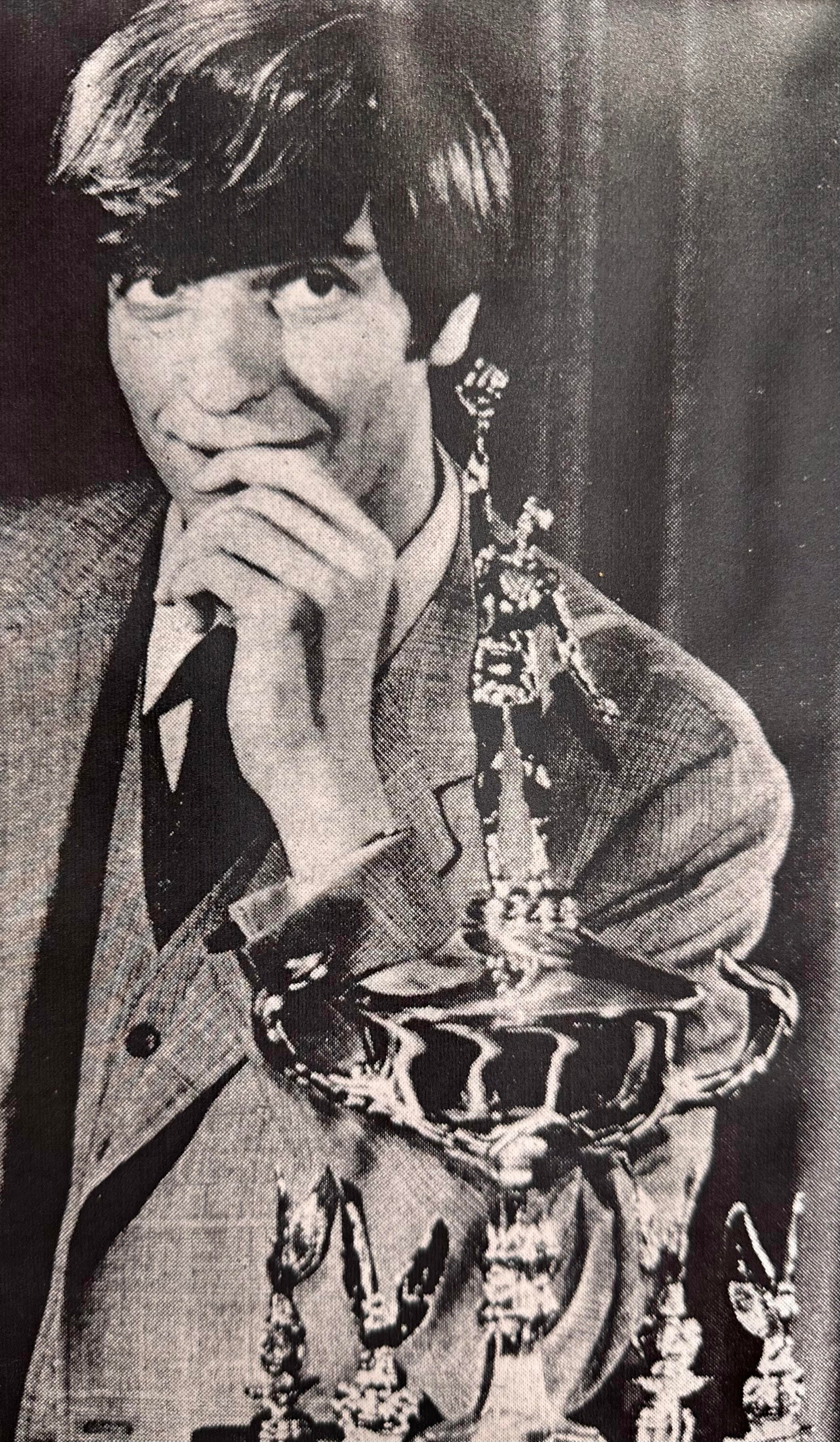 maravich-with-1970-poy-trophy.jpg