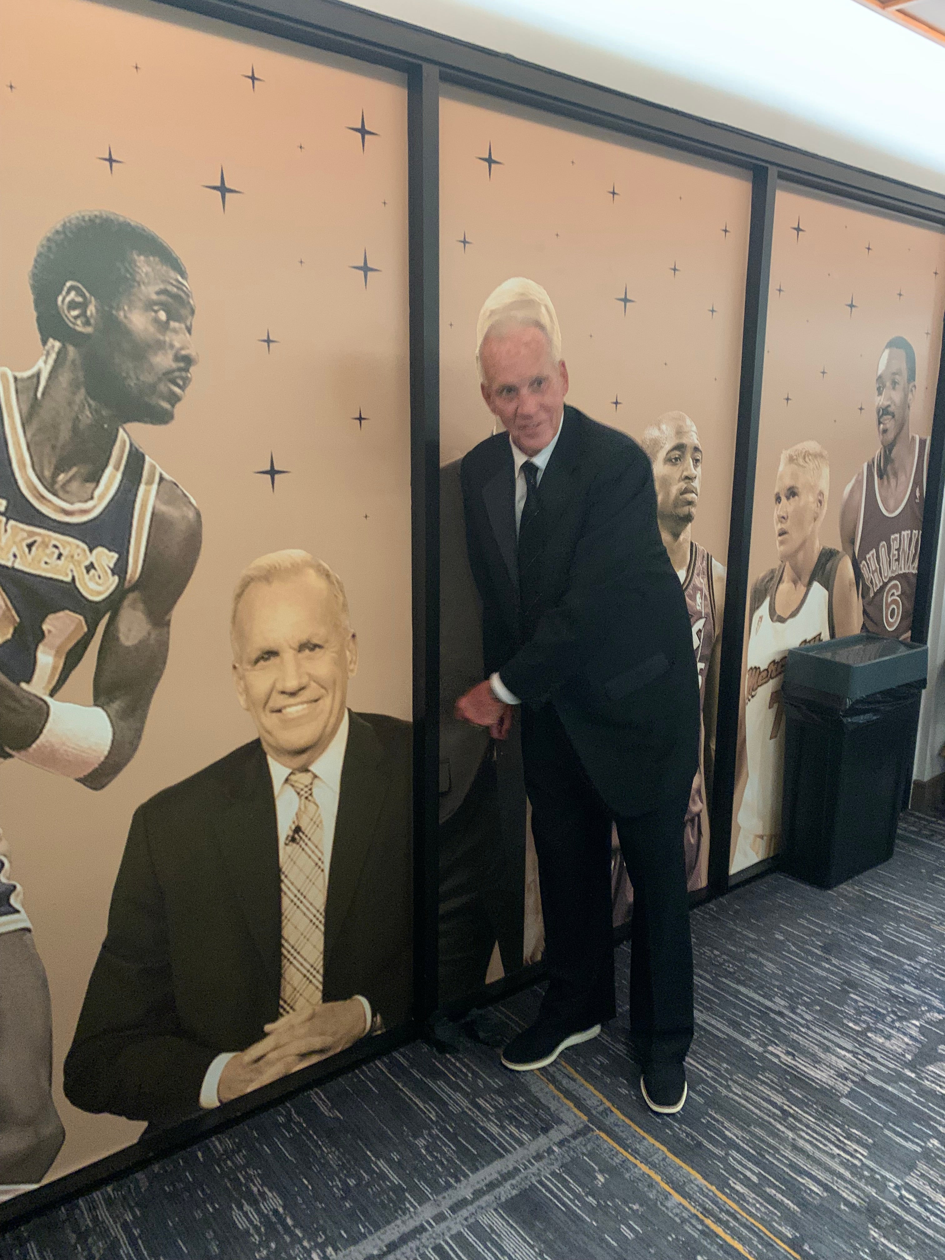 doug-collins-admires-his-hall-of-fame-photo-at-the-induction-celebration.jpg