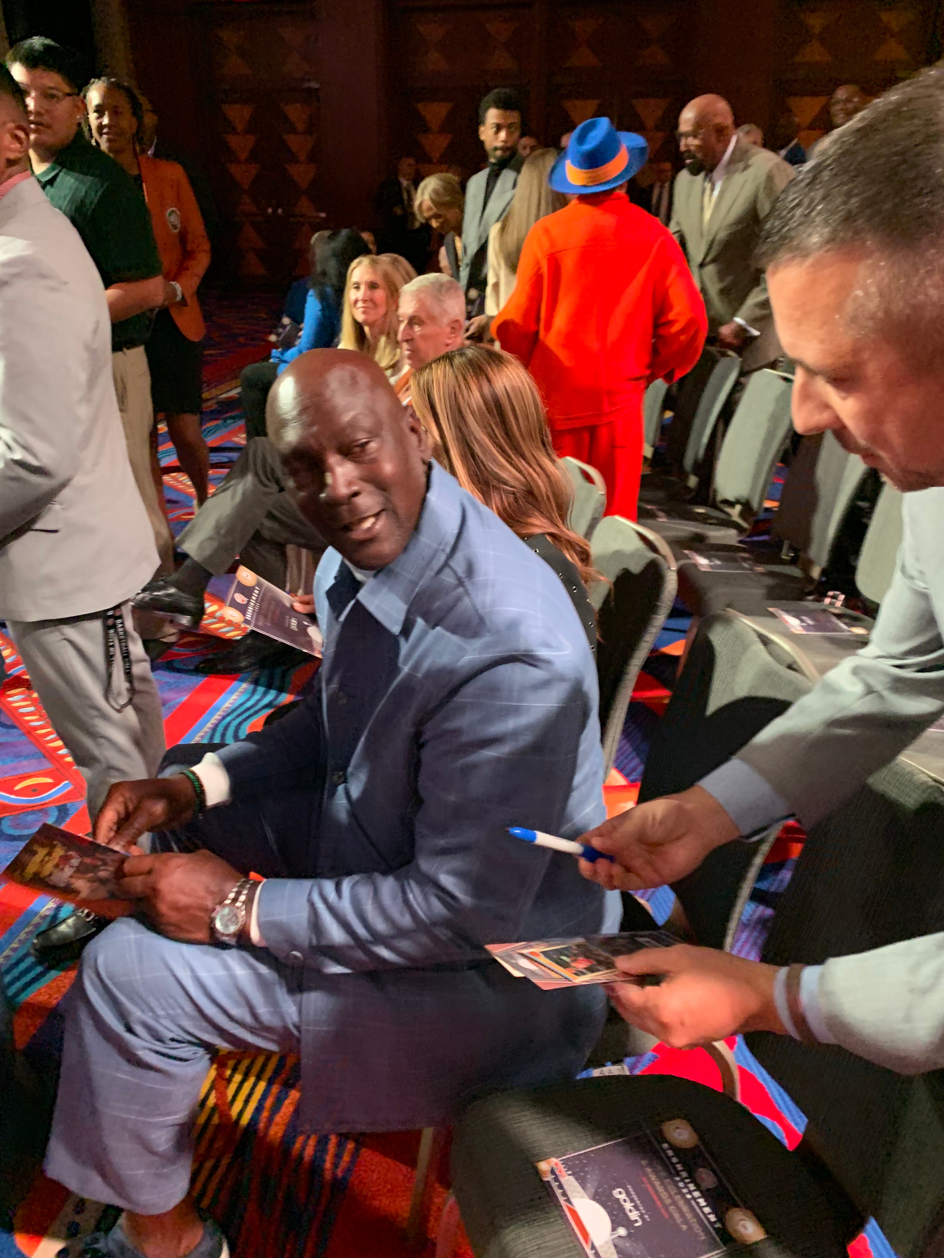 michael-jordan-did-sign-for-this-gentleman-at-the-media-awards-night.jpg