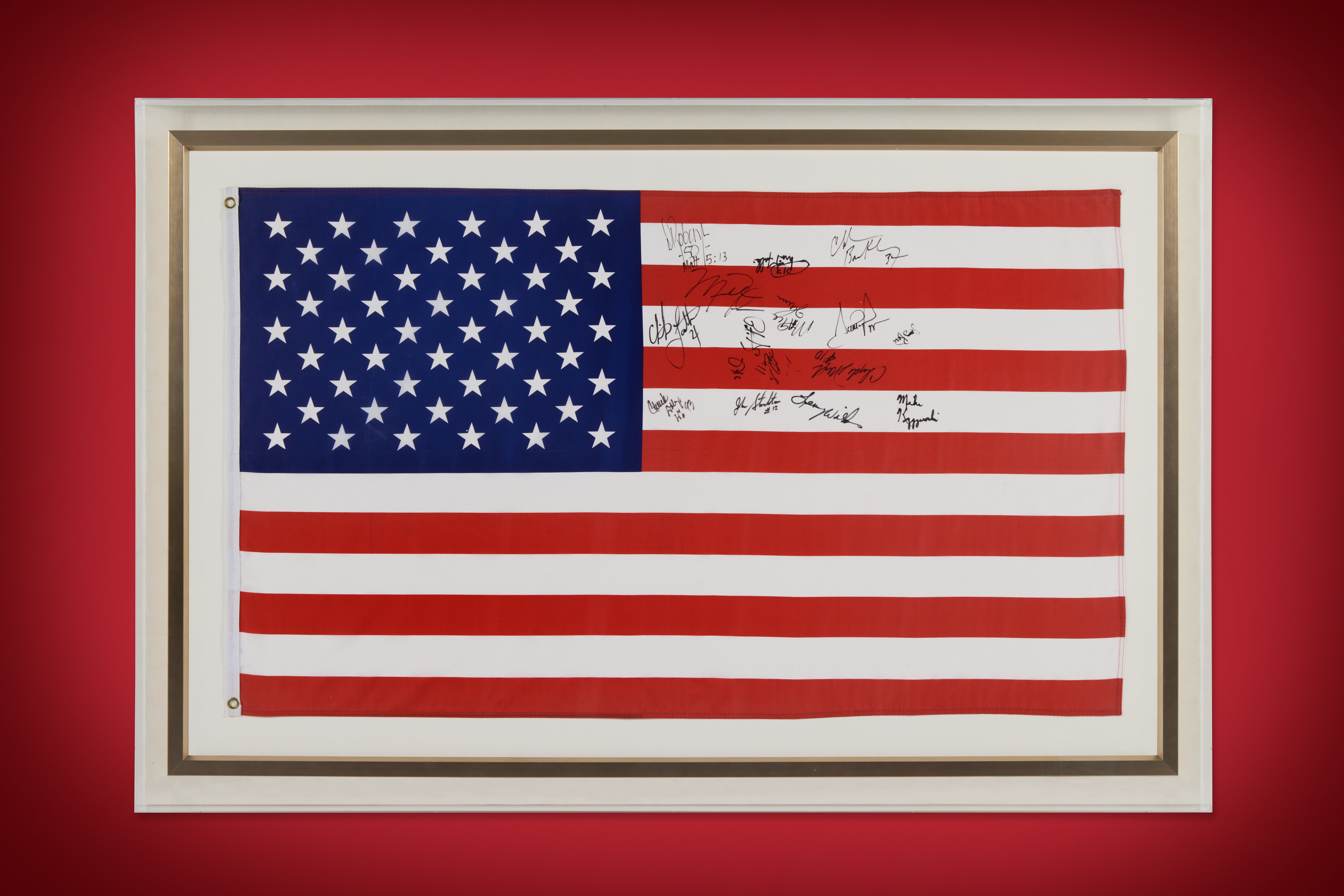 michael-jordan-1992-summer-olympics-gold-medal-ceremony-worn--signed-dream-team-american-flag.jpg